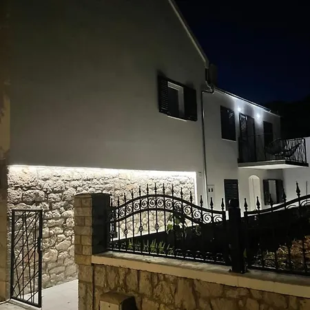 Apartment Tisno Central Apartments *