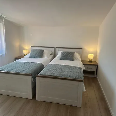 Апартаменты Tisno Central Apartments