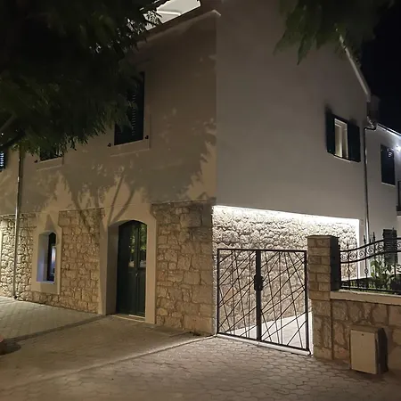 Apartment Tisno Central Apartments